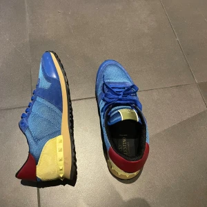 Valentino rockrunner  - Säljer dessa feta rockrunners i storlek 42. Är som nyskick, använd endast 1 gång. Skick 9,5/10. Pris går att diskuteras. Äkthetscertifikat finns