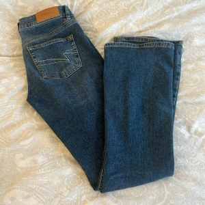 Lågmidjade jeans - Snygga blå jeans från Junkyark. Knappt använda.