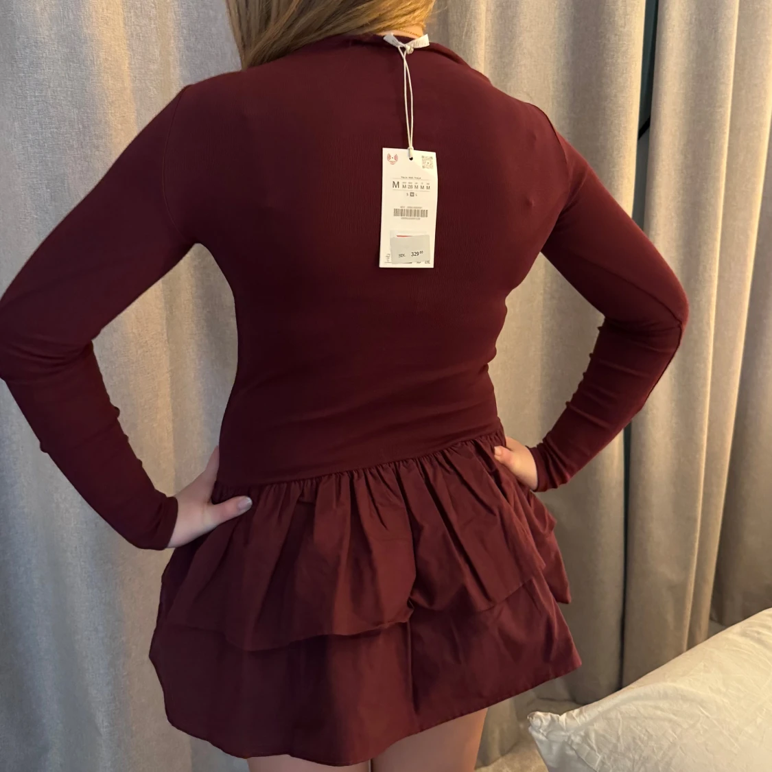 Vinröd klänning med volangkjol - 1