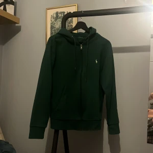 Grön hoodie från Ralph Lauren - Säljer en snygg grön hoodie från Ralph Lauren. Skick 9/10 stolek S