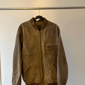 Mockajacka brun - Snygg brun mockajacka med dragkedja och ribbade muddar. Storlek XL, men passar som en L. Måttligt använd, men bra skick :). Perfekt för en stilren look! pris går att diskutera.