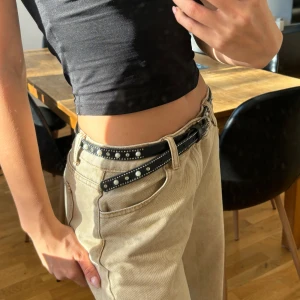 Skärp - Svart runt skärp med stenar och pärlor. 