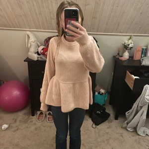 Beige stickad tröja från samsa collection - Säljer en snygg beige/ljusrosa stickad tröja som är köpt på Gekås. Väldigt mysig tröja för lite kyliga dagar och passar väldigt bra till jeans.            Aldrig andvänd då jag inte tycker den passar mig!💕