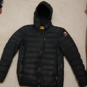 Svart dunjacka från Parajumpers - Hej Säljer en svart dunjacka från Parajumpers Perfekt för kyliga dagar. Priset kan diskuteras 