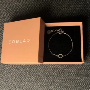 Silverarmband från Edblad - Elegant silverarmband från Edblad med en cirkulär glittrig detalj i mitten. Armbandet har en justerbar kedja och kommer i perfekt skick!💘
