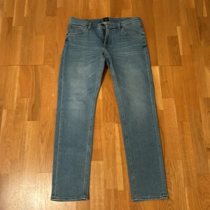 Blå Jeans - Blå Jeans från Lee i storlek W32 L32. Har aldrig använts. Pris kan diskuteras. 