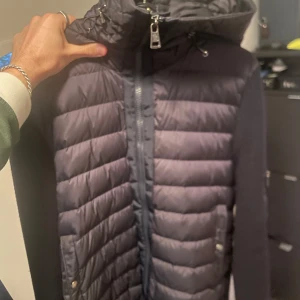 Moncler Cardigan Tricot - Storkek L färg Navy. Nypris 12.000, har små revor som knappt syns. Men är hellre ärlig än att försöka dölja som många andra gör.. Fraktas gratis eller möts upp. Billigare hittar ni inte! mvh Elias 