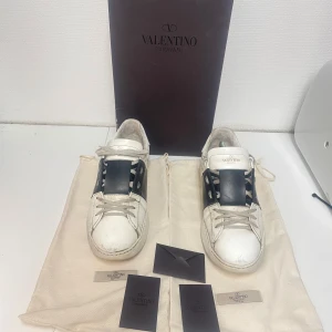 Valentino open - Storlek 44, använda med defekter men funkar fortfarande utan problem. Har fler bilder om så önskas så det är bara att höra av sig. Då det finns defekter så vill jag vara så tydlig som möjligtTar gärna emot byten och tveka inte på att diskutera priset. Skickad med box och dustbag. Mvh Albin