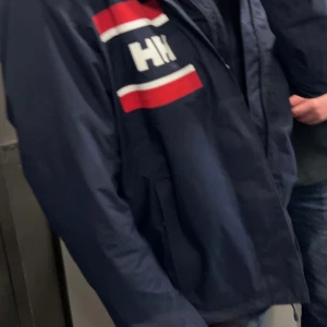 Marinblå jacka från Helly Hansen - Storlek M, köpt i somras.