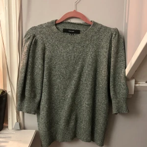 Grön stickad tröja från veramoda  - Säljer en stilren grön stickad tröja från veramoda. Tröjan har trekvartsärmar och en rund halsringning. Perfekt för kyligare dagar och enkel att matcha med olika outfits.