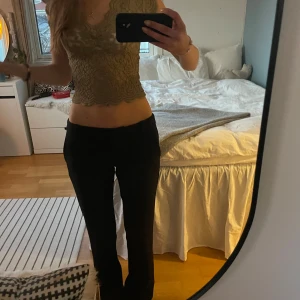 Kostymbyxor  - Bootcut lågmidjade kostymbyxor från bikbok, knappt använda❣️