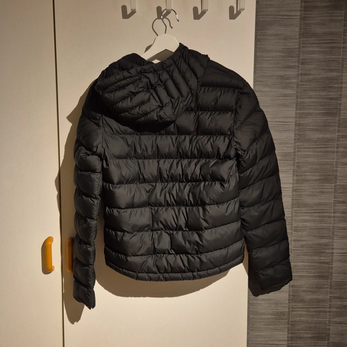 Svart dunjacka från Adidas - 4