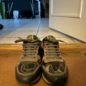 Valentino Rockrunners - Otroligt stilrena valentino rockrunners i en snygg camouflage färg. Skorna har snörning och är en blandning av mocka och läder! Hör av er vid intresse då priset är unikt bra!