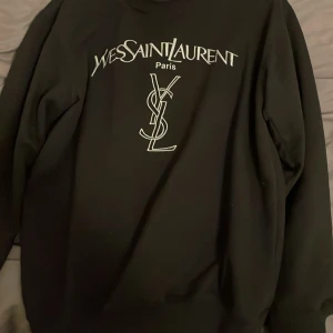Svart sweatshirt från Yves Saint Laurent - Säljer en stilren svart sweatshirt från Yves Saint Laurent i storlek S skick är 8-9/10 inga flaws vid fler frågor eller funderingar kontakta mig 