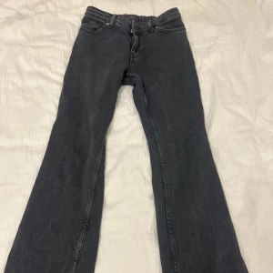 Svarta jeans från Monki - Snygga svarta jeans från Monki i en klassisk stil. De har en rak passform och är perfekta för en avslappnad look. Jeansen har fem fickor och en knappgylf. Bootcut!! Endast använda en gång, alltså som nya! 