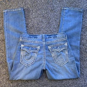 True religion jeans - Ricky relaxed straight strl 33, inga original knappar men sitter knappar på. Slite smått slita
