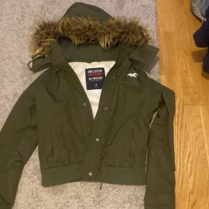 Grön jacka med päls från Hollister - Vintage hollister Jacka💞skriv vid frågor 🙏