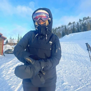Svart dope jacka - Skidjacka ifrån dope i svart, använd fåtal gånger🥰 Bild 2 och 4 är lånade bilder ifrån dopes hemsida. Modellen heter ”Annok W”. Jackan är i storlek S.☺️skriv om ni vill ha fler bilder eller undrar något!