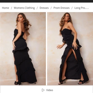 Svart balklänning  - Elegant svart bandeau långklänning med volanger och hög slits. Perfekt för en glamorös kväll. Klänningen har en figurnära passform och är designad för att framhäva silhuetten. Helt oanvänd med lapp kvar