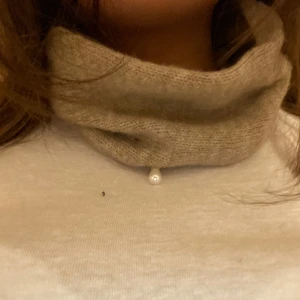 Beige ullbuff!! - Säljer min jättemjuka och fina beiga ullbuff!! Man kan vika ner om man vill ha smalare eller ha den utvecklad så blir den längre🥰 Skriv för frågor eller flera bilder❣️❣️