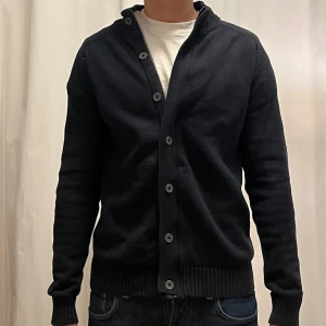 Stickad cardigan/tröja - Riktigt schysst tröja med knappar och dragkedja från märket Less Worries! Nypris ca 1000kr. Storlek M. Väldigt fint skick utan slitage. Hör gärna av dig!