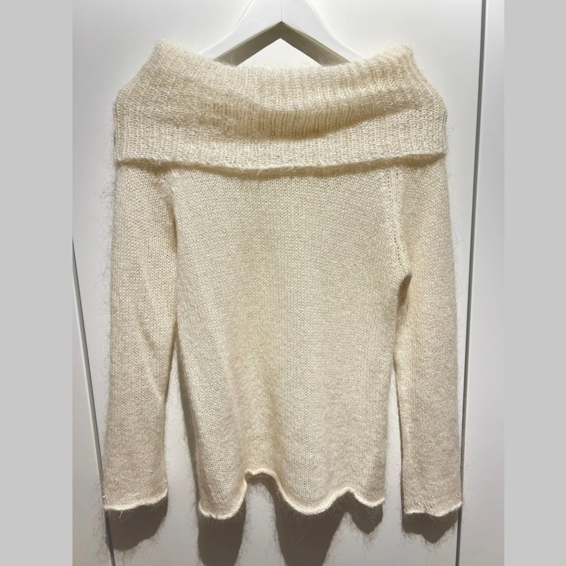 Krämvit stickad offshoulder tröja