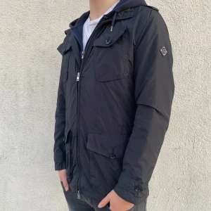 J.lindeberg jacka - Säljer denna galet snygga J.Lindeberg vårjackan! Den är lite tunnare och passar perfekt nu när det börjar bli lite varmare. Skicka 9,5/10, nästan helt ny. Hör av er vid funderingar!