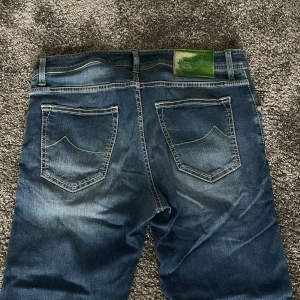 jeans från Jacob Cohen - Tjena, säljer dessa feta Jacob Cohen jeans med otroligt snygg tvätt! Jeansen är i modellen 622 och har storleken 34. Sitter mindre än 34!                                                            Hör av dig vid frågor!