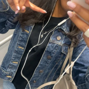 Jeansjacka med knappar bra till våren - Snygg jeansjacka i klassisk blå denim med knappar framtill. Jackan har en normal passform och är perfekt för vår och sommar. Den har långa ärmar och två bröstfickor med knappdetaljer.