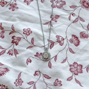 Silver diamant halsband  - Köptes secondhand, har själv aldrig använt den! FÖRST TILL KVARN!