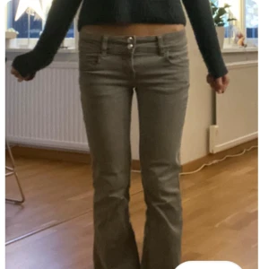 Grå bootcut jeans - Snygga grå bootcut jeans med låg midja och dubbla knappar fram. Perfekta för en avslappnad stil. Dem har skönt material.(lånade bilder)❤️❤️