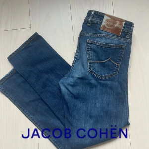 Jacob cohen jeans blå 32 - Sjukt snygga jacob cohen jeans. Str 32 passar även 31. Slim fit passform. Inga sjador förutom lite slitning på patchen som syns i bilden.
