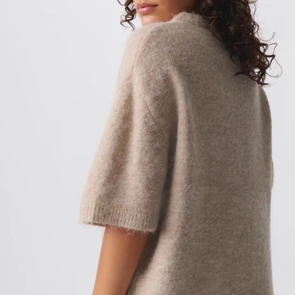 Säljer en stilren beige stickad tröja i storleken M från Gina Tricot. Bara använd ett fåtal gånger, men vill sälja eftersom den inte riktigt är min stil längre. Den är i mycket bra skick och originalpriset är 299kr. Skriv om du har några frågor!🫶. Neuletakit & Villapaidat.