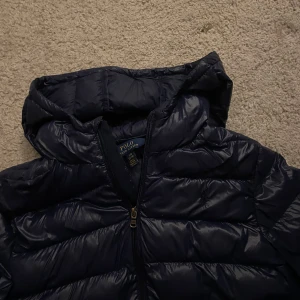 Blå dunjacka från Polo Ralph Lauren - Säljer en snygg blå dunjacka från Polo Ralph Lauren som är perfekt till våren. Köpte på kids brandstore för nått år sen. Kan tyvärr inte visa bilder på för den passar inte längre men om ni vill ha bild på något så skriv💕skulle säga att den passar både tjejer och killar. Priset är diskuterbart