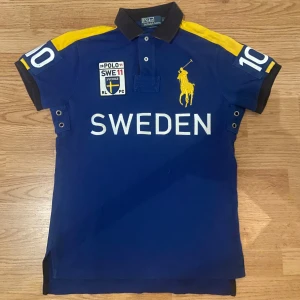 Ralph Lauren Sweden Polo / Pike - !skicka bud för snabb affär! Tvärfet Ralph Lauren piké, storlek S. Sädd på chiefkeef och är i super bra skick. Skriv om ni undrar någonting 📲💯