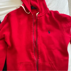 Ralph lauren zip hoodie röd - Säljer en snygg röd huvtröja från Ralph Lauren. Säljer på grund av att den inte passar mig längre men den är felfri. 100% äkta köpt på NK. Storlek S. 