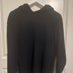 Oscar Jacobson huvtröja  - Säljer min mörkblå Oscar Jacobson tröja med huva på. Tröjan är i bra skick men litet hål i axeln som ses på sista bilden (går att sy ihop). Nypris ca 1500. Storleken är M. Skriv gärna vid fler frågor!