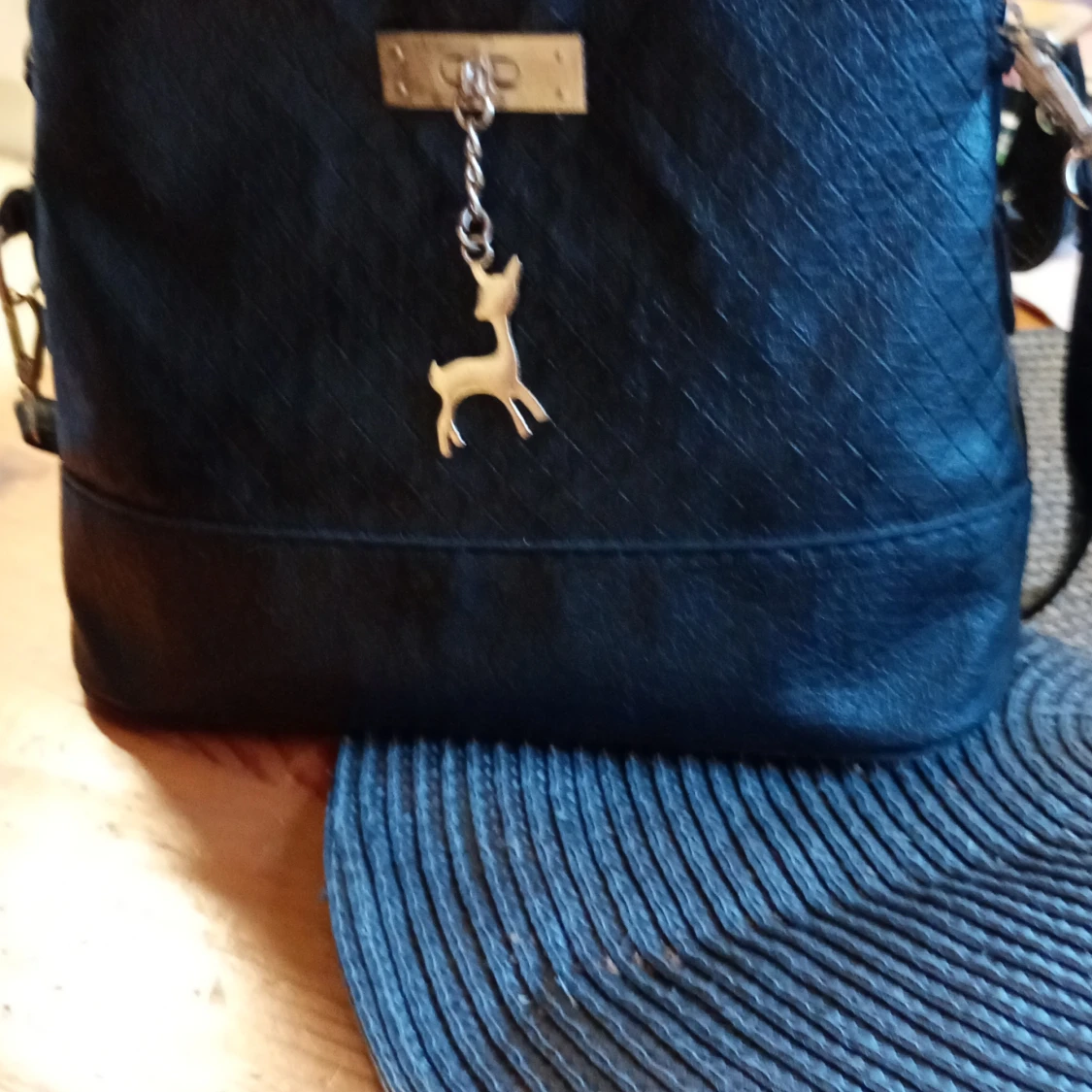 Svart axelväska med hjortdetalj - 1