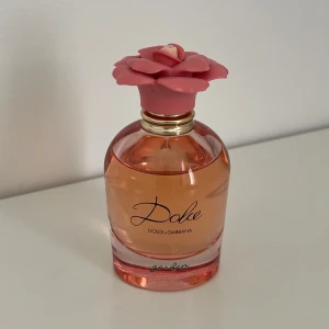 Dolce & Gabbana Parfym - Dolce & Gabbana Dolce Garden Parfym, 50ml. 100% äkta finns bevis, Ordpris 1000kr. Perfekt för den som älskar blommiga och fräscha dofter. För mer frågor och bilder kontakta mig💕