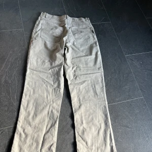 Beige jeans från Jensen - Snygga beigea midwaist jeans från Jensen. Byxorna har en rak passform och är tillverkade i ett bekvämt material. Har små fläckar på ena benet längst ner! Obs bild nr 5 gör inte färgen rättvis, de är mer ljusa. 