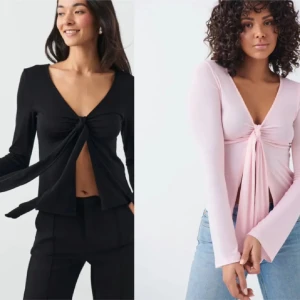 Svart och rosa knytblus  - Två eleganta blusar i svart och rosa med knytning framtill. Säljer då de ej kommit till användning. Som nya. 