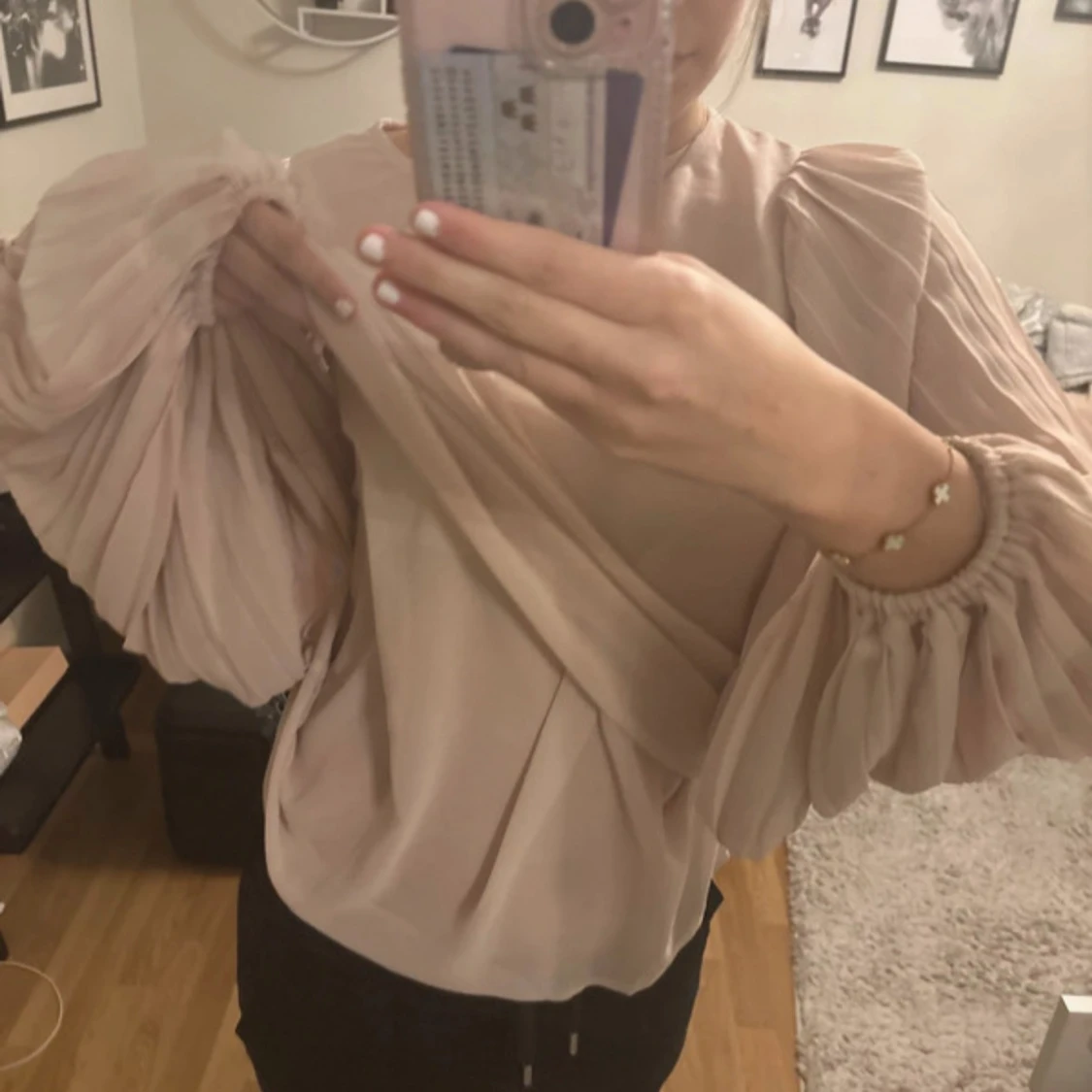 Beige blus med volangärmar - 2