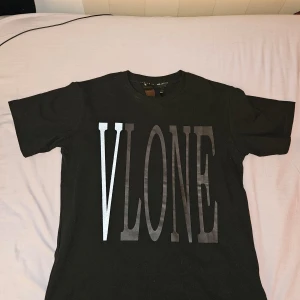 Vlone t-shirt - 10/10 skick, glow in the dark. Helt ny.