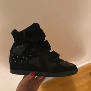 Svarta sneakers med nitar - Snygga svarta kilklackar med nitar och kardborreband. 