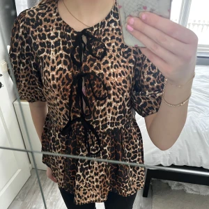 Leopardmönstrad blus från ONLY - Superfin blus, aldrig använd och prislappen sitter kvar!💕 