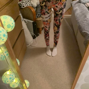 Färgglada leggings med mönster - Säljer ett par träningsbyxor från stronger! Tror att den inte finns och köpa längre! Dem är stretchiga i materialet och har en fin och unik mönster💗