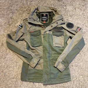 Field jacket från Superdry - Säljer en skit snygg field jacket från superdry! Inga defekter och de bara o fråga om man vill ha mer bilder! Vid snabbt köp priset kan diskuteras!