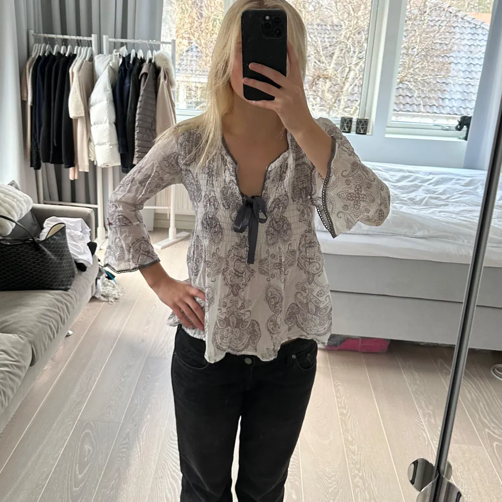 Såå fin blus från Odd molly! Den är i mycket bra skick. Den är i storlek 1 vilket motsvarar en S. Tunt och skönt material som ligger lätt mot huden. Fin knytdetalj på framsidan.. Puserot.