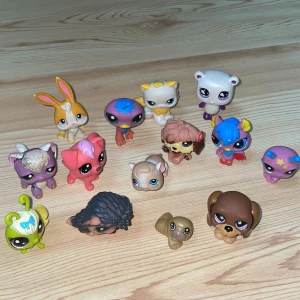 Samling av Littlest Pet Shop-figurer - Säljer en samling av färgglada Littlest Pet Shop-figurer. Inkluderar olika djur som kanin, hund, katt och fågel i varierande färger som rosa, blå, grön och brun. Perfekt för samlare eller som leksaker för barn. Figurerna har stora ögon och unika detaljer.