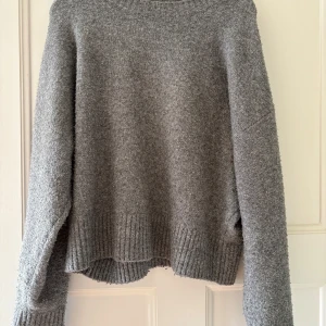 Grå stickad tröja från Zara - Jättefin grå stickad tröja från Zara köpt på Vinted! Så snygg men använder knappt! Ger jättesnygg lite oversized look! Pris kan diskuteras, stök gärna frågor! 💕